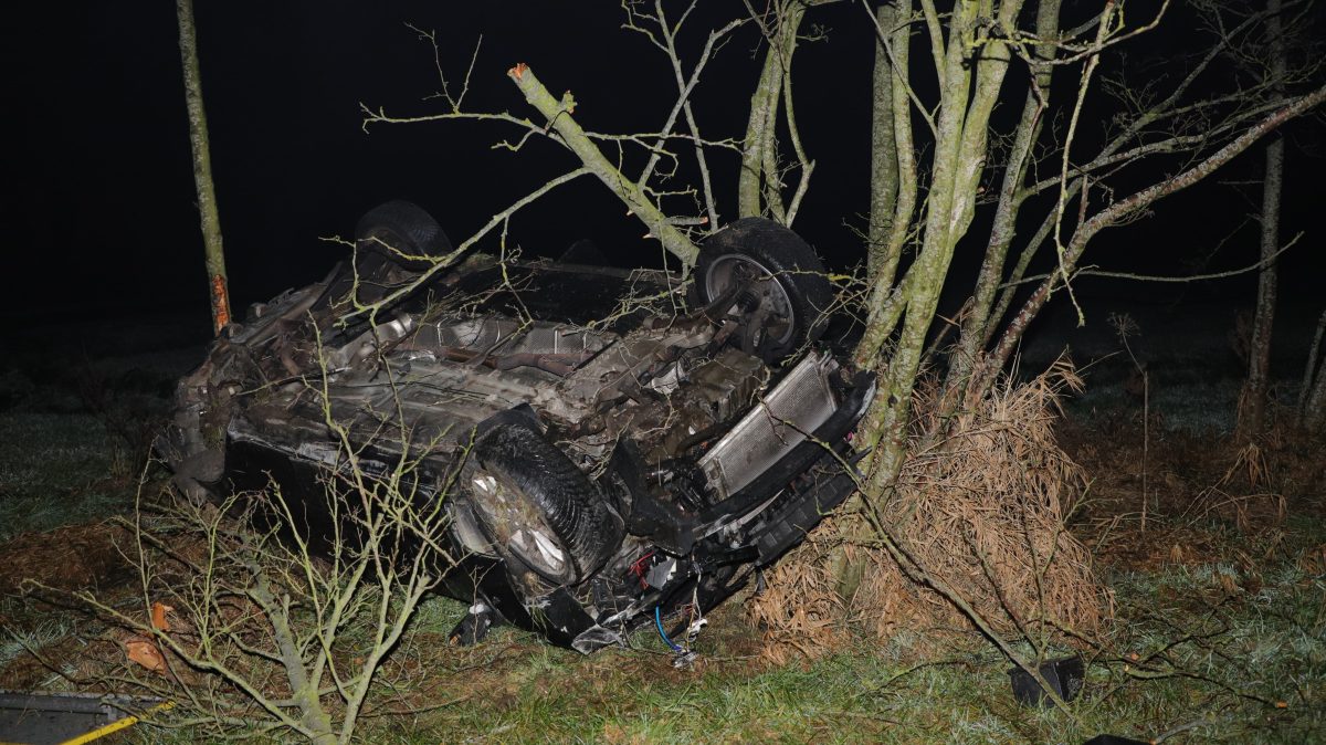 Auto slaat over de kop op N216 bij Goudriaan