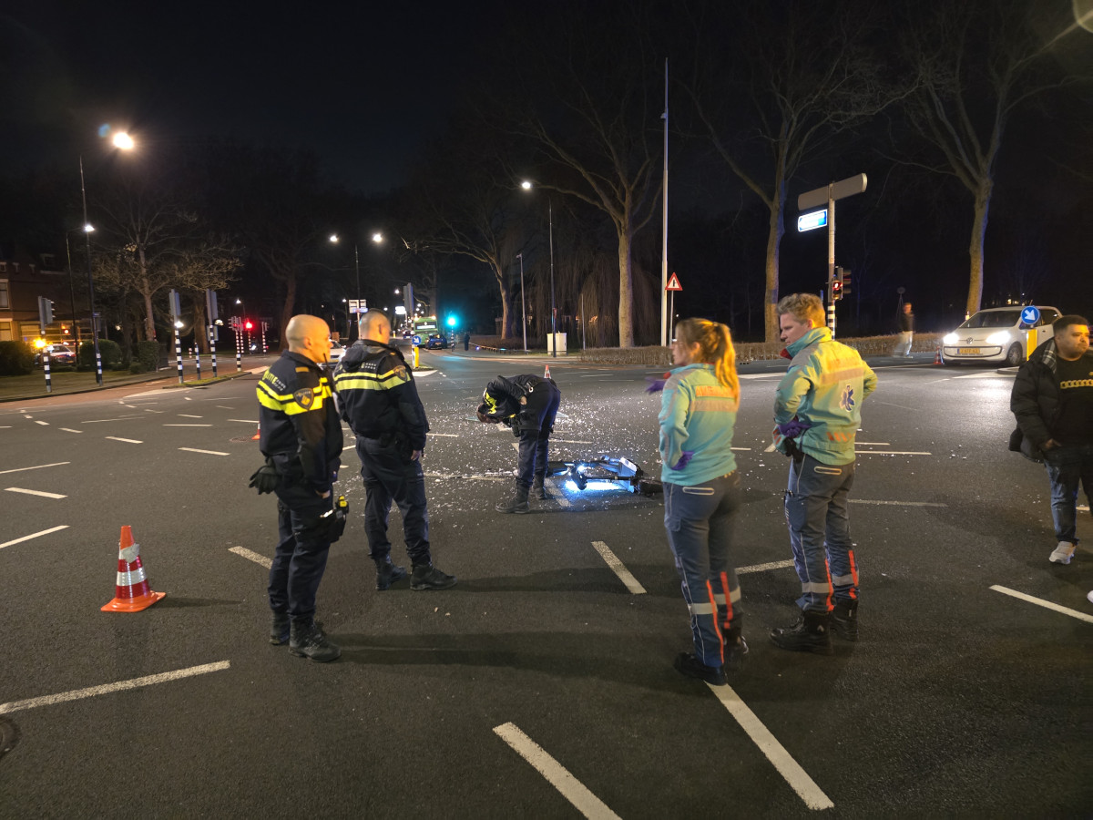 Man op step botst tegen stadsbus in Dordrecht