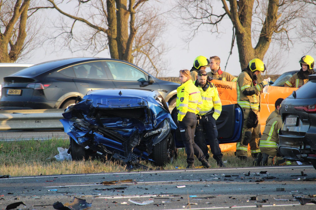 Drie gewonden en aanhouding na botsing op A16 bij Dordrecht