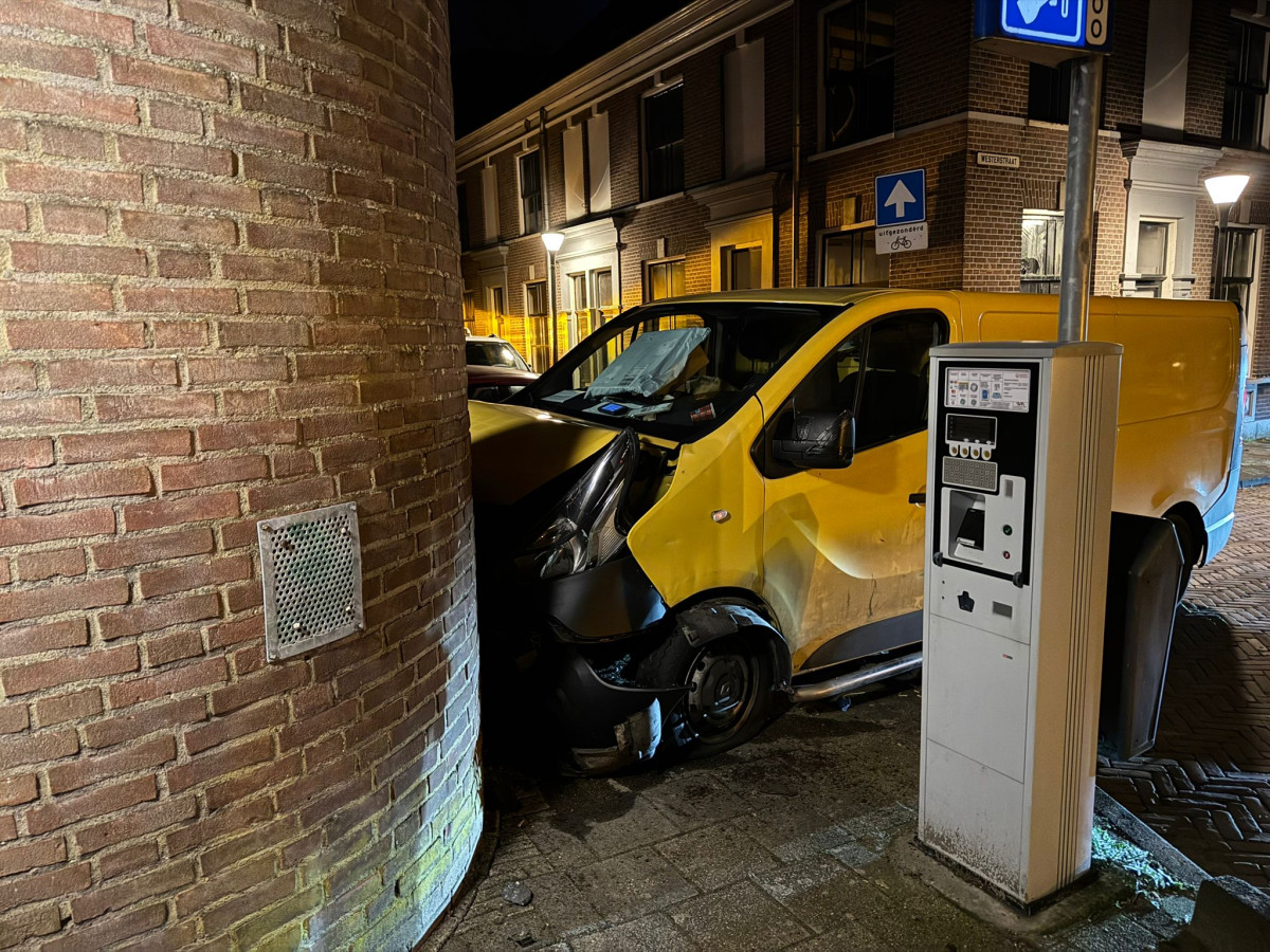 Pakketbezorger botst tegen gevel in binnenstad Gorinchem