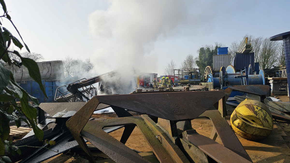 Hoogwerker in brand bij staalbedrijf in Hendrik-Ido-Ambacht