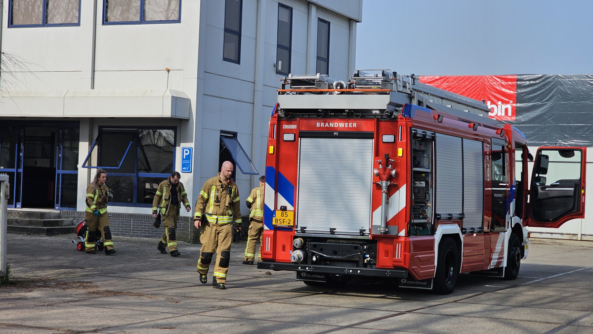 Brandweer met spoed op pad voor rokende magnetron in kantoorpand Sliedrecht