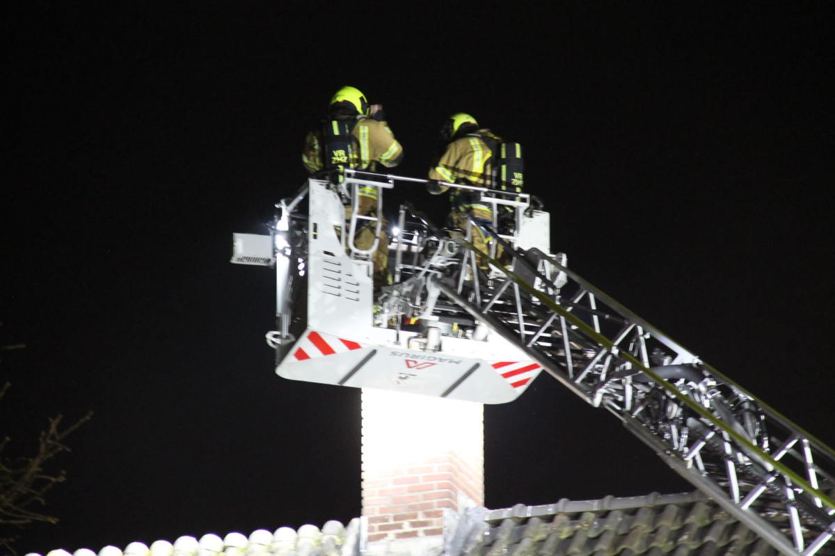 Schoorsteenbrand veroorzaakt vonkenregen op de Stevensweg in Dordrecht