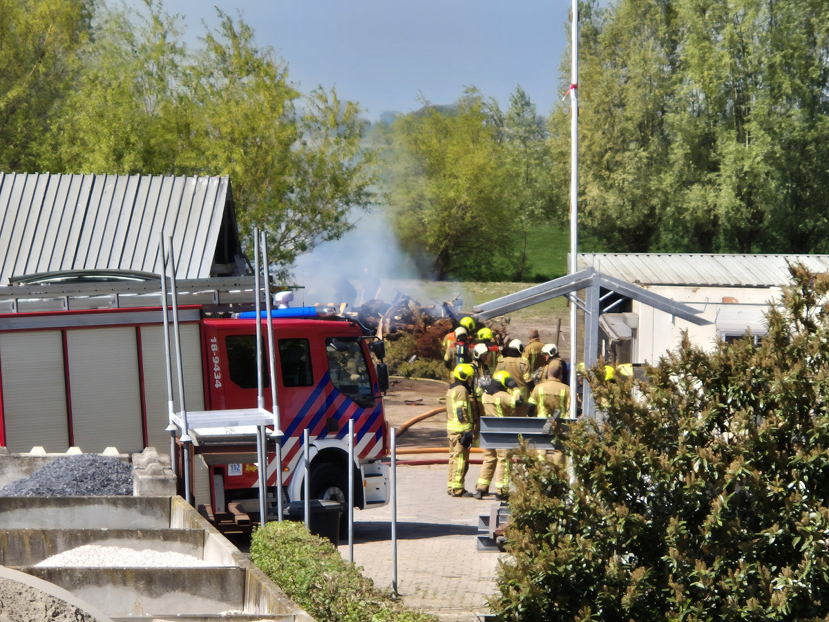 Grote brand bij hoveniersbedrijf in Hoogblokland