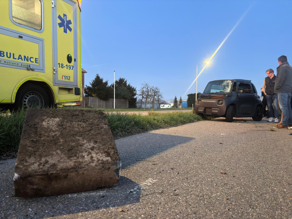 Eenzijdig ongeval op Langeweg in Zwijndrecht; bestuurder ongedeerd