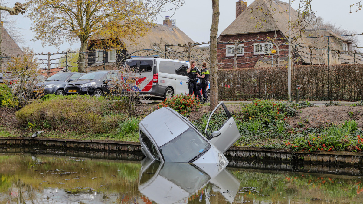 Auto raakt te water tijdens parkeren in Bleskensgraaf; bestuurster ongedeerd