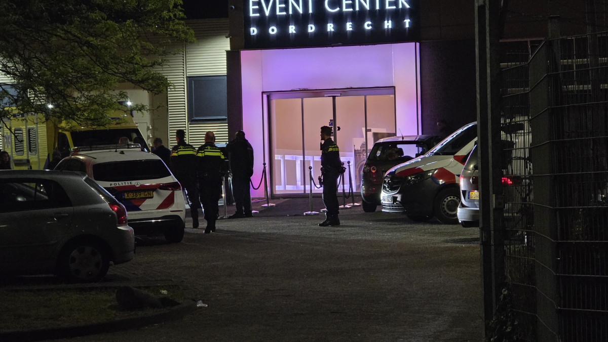 Onrust bij feest in Dordrecht ;politie grijpt in na vechtpartij