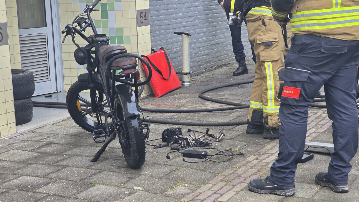 Accu vliegt in brand in kelderbox; veel rook in Zwijndrechtse kelderbox