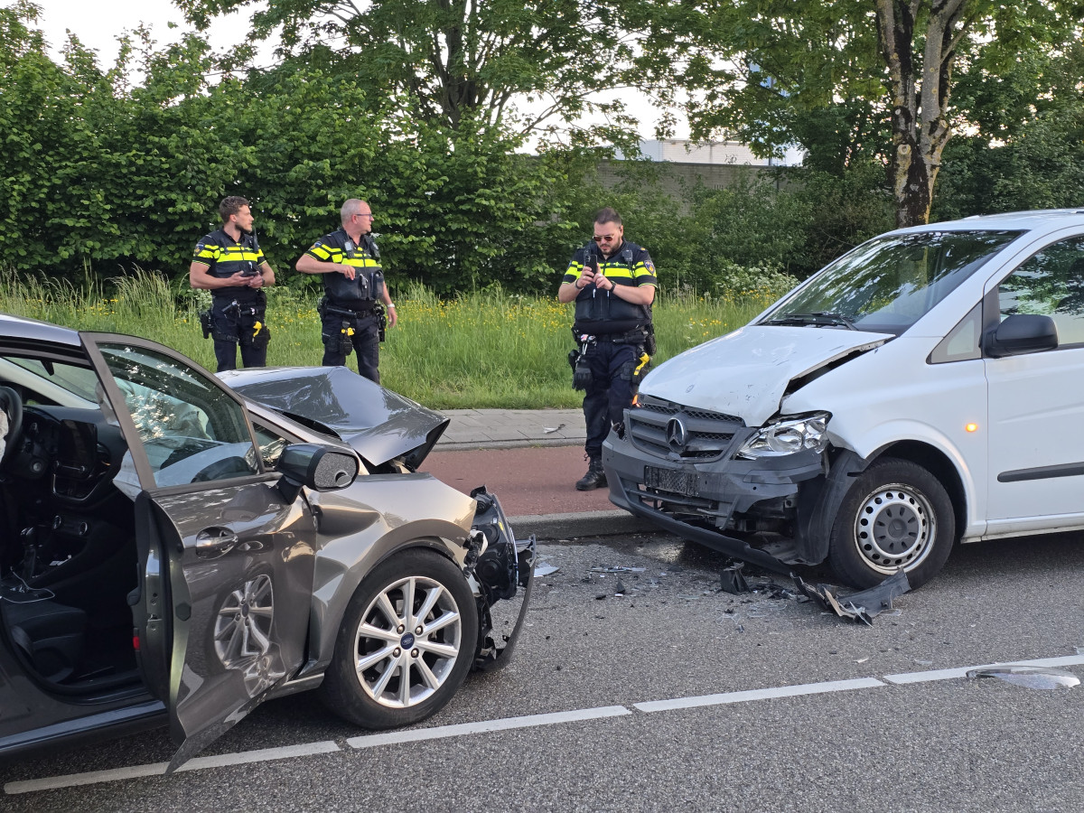 Frontale botsing op de Willem Dreeslaan in Papendrecht