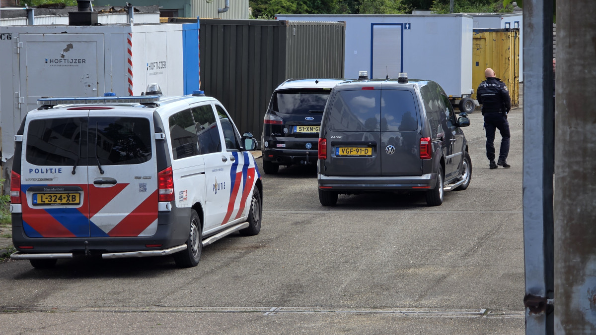 Groot onderzoek op de Ringdijk in Zwijndrecht na roof in Rhoon; 5 mannen aangehouden