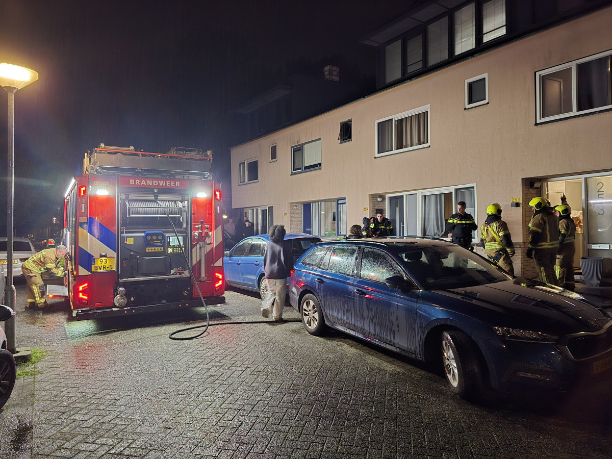 Brandweer blust woningbrand in Dordrecht