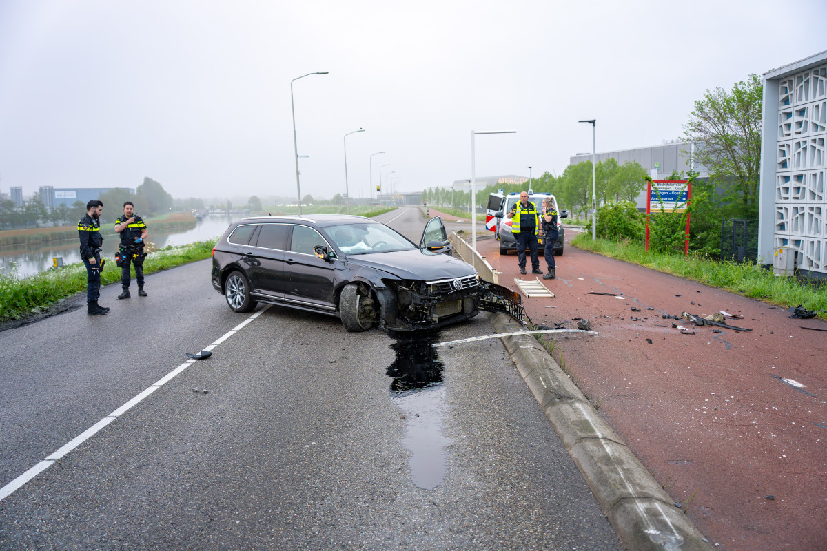 Automobilist rijdt door hekwerk in Gorinchem