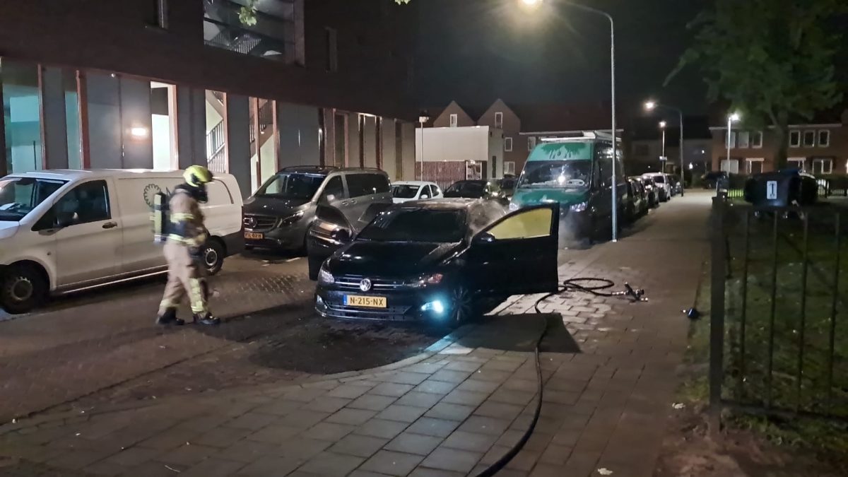 Opnieuw autobrand in Dordrecht tijdens nachtelijke uren; politie doet onderzoek
