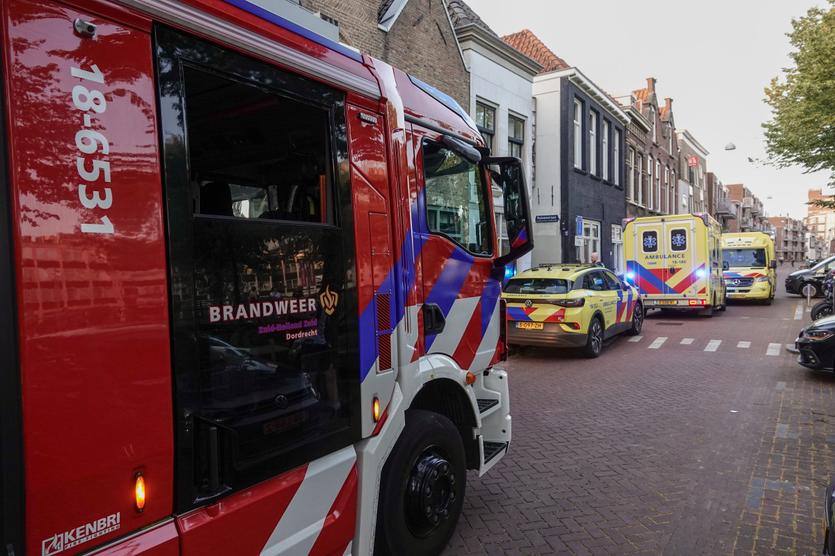 Brandweer en Mobiel Medisch Team assisteren bij medische noodsituatie in Dordrecht
