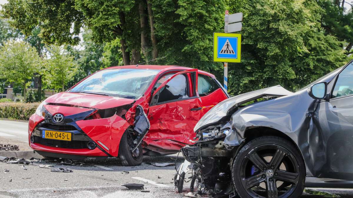 Twee voertuigen zwaar beschadigd na ongeval in Zwijndrecht