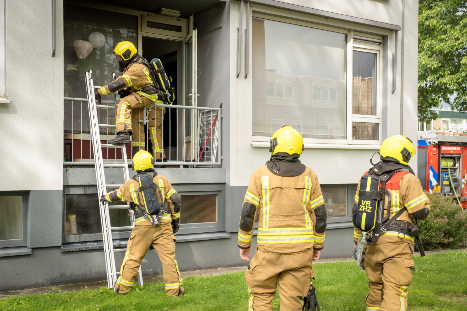 Brand bij flat langs Rijnstraat in Alblasserdam; schade aan woning en balkon