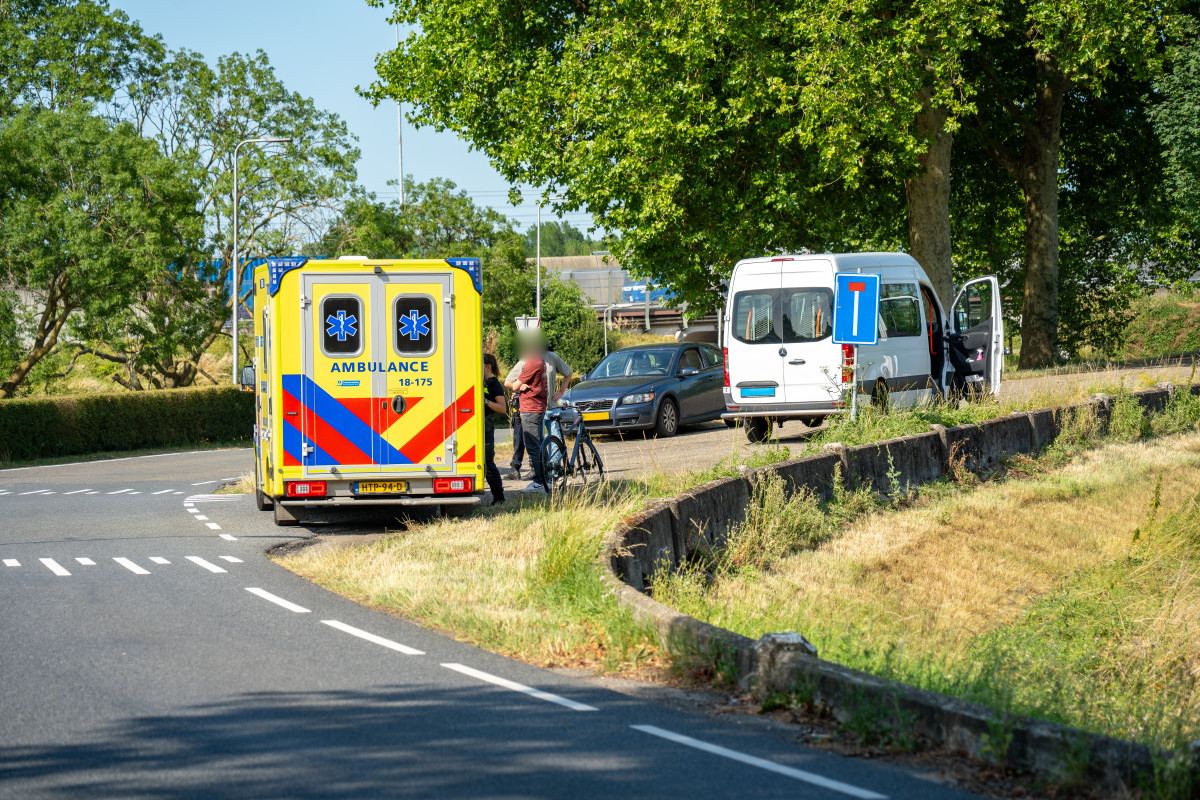 Fietser naar ziekenhuis na aanrijding met taxibusje in Gorinchem