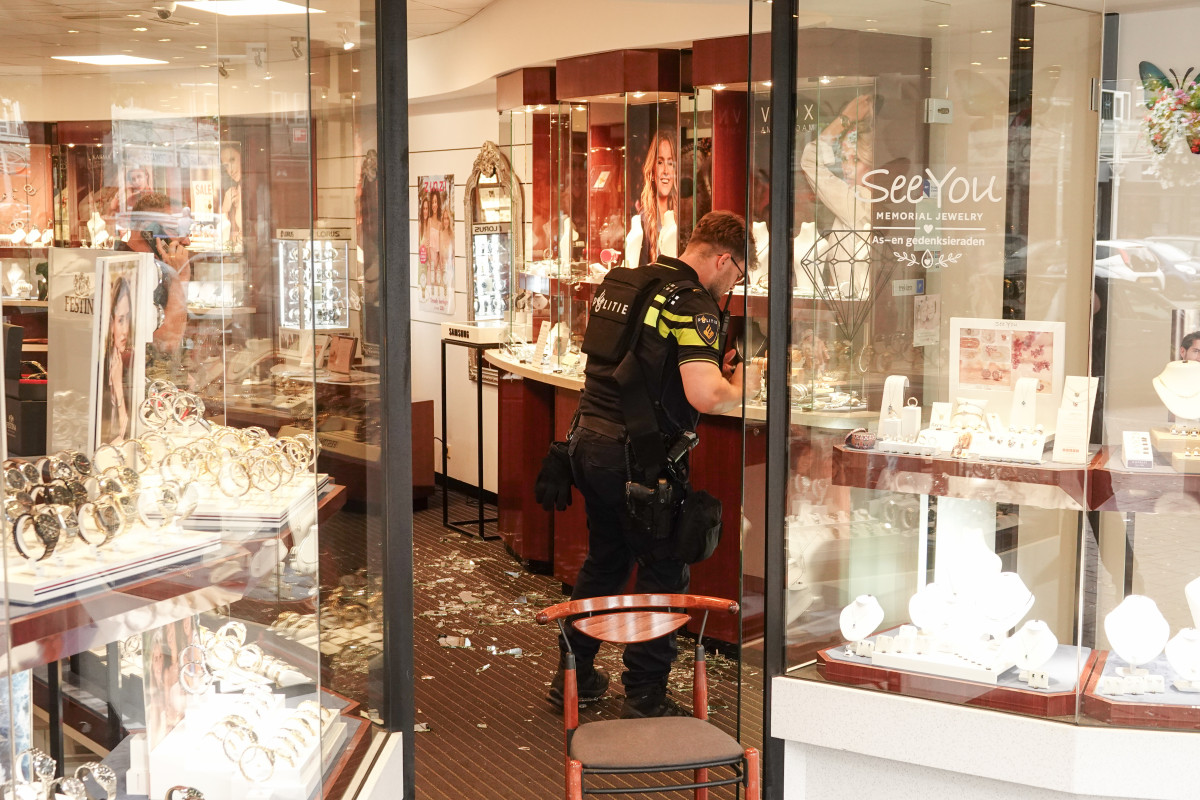 Vitrines ingeslagen bij overval op juwelier in Dordrecht