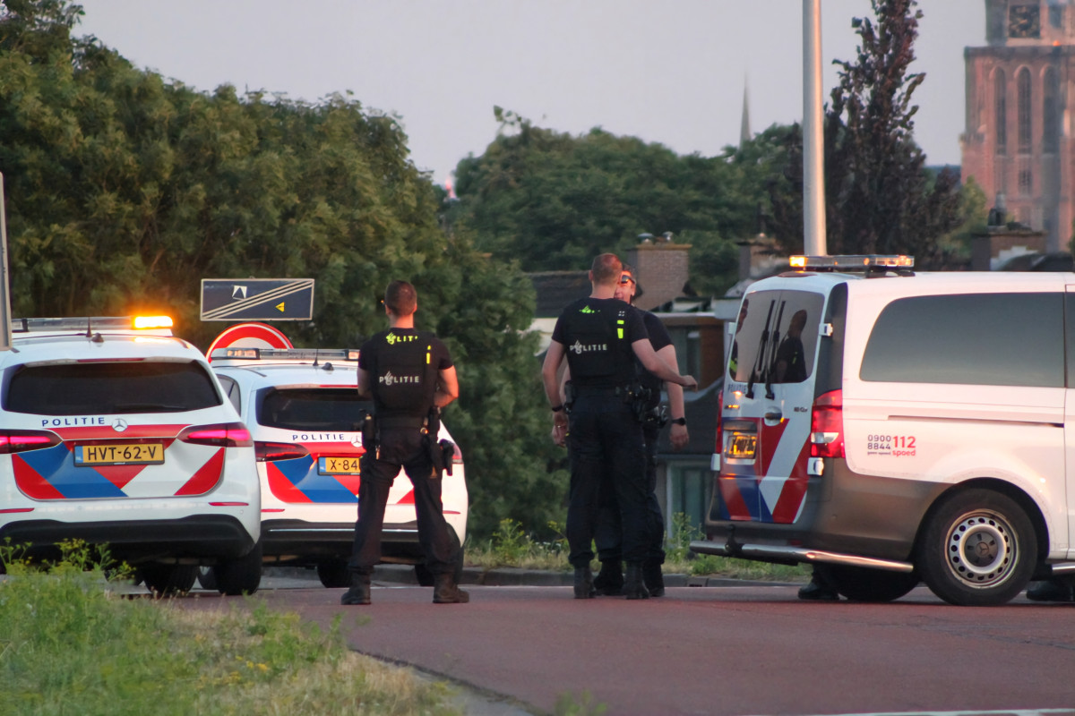 Politiehelikopter boven Zwijndrecht na vuurwapenmelding
