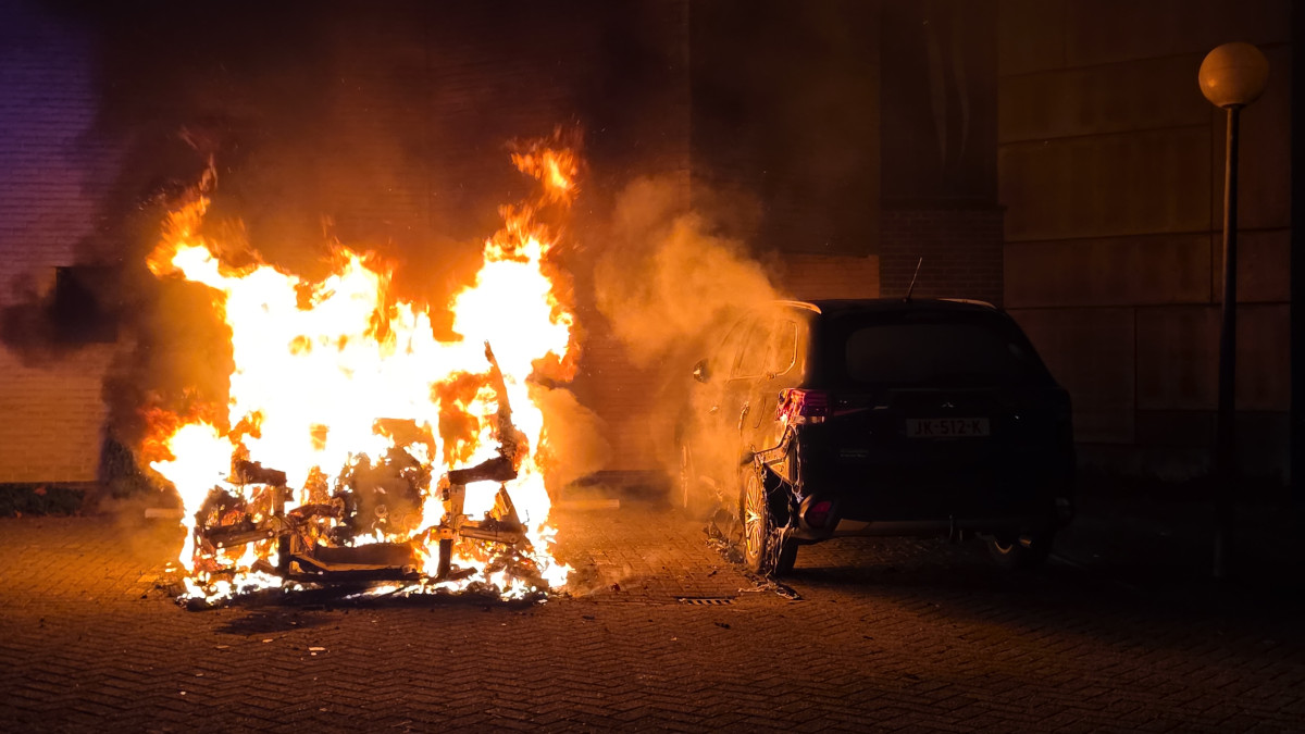 Geparkeerde auto volledig uitgebrand op de Beethovenlaan in Zwijndrecht