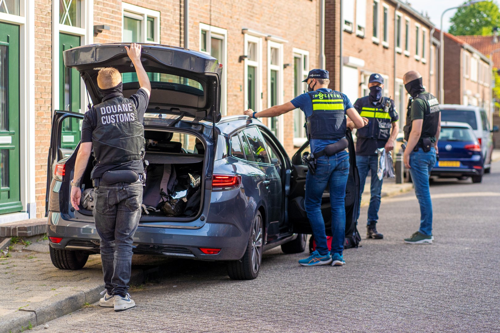 Politie en douane doen inval in Alblasserdam; twee arrestaties en mogelijk vuurwapen