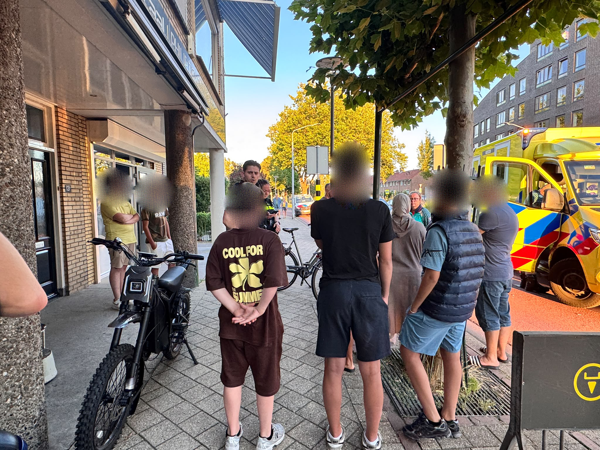 Automobilist en 13-jarige op fatbike botsen op Van Eesterensingel in Alblasserdam