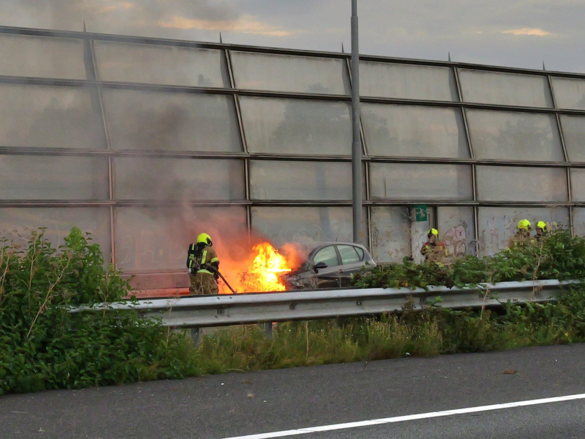 Auto vliegt in brand op A15 bij Sliedrecht