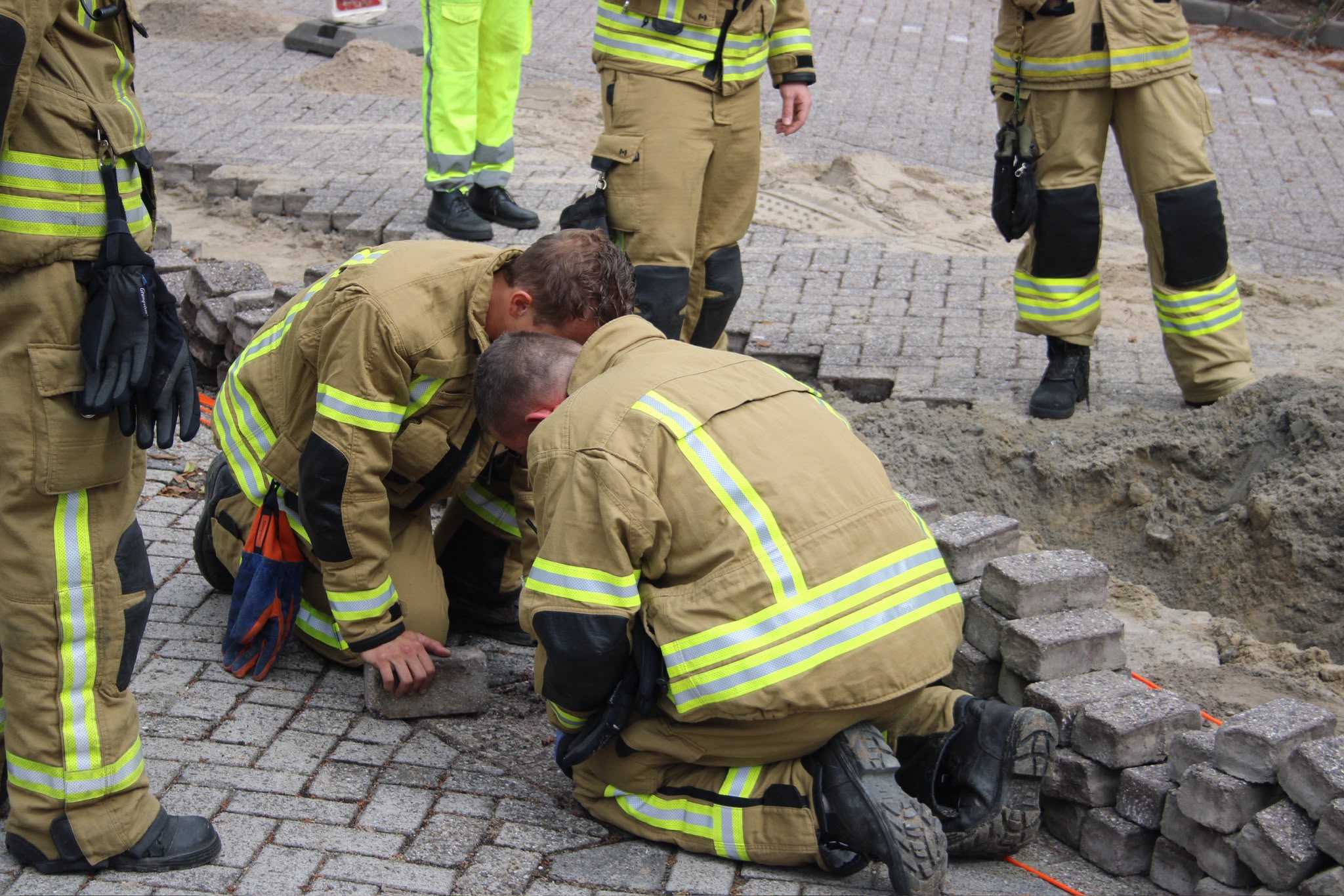 Brandweer rukt met spoed uit voor gaslek bij Kelvinring in Alblasserdam