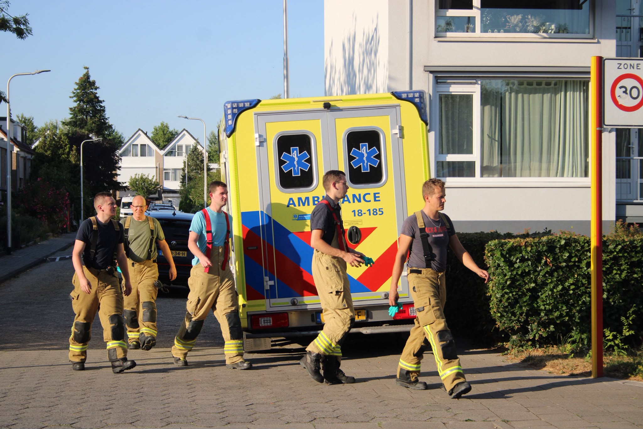 Brandweer Alblasserdam opgeroepen om zwaar persoon te tillen