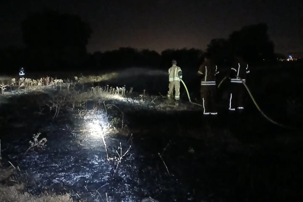 Schippers bestrijden natuurbrand langs Beneden-Merwede met scheppen