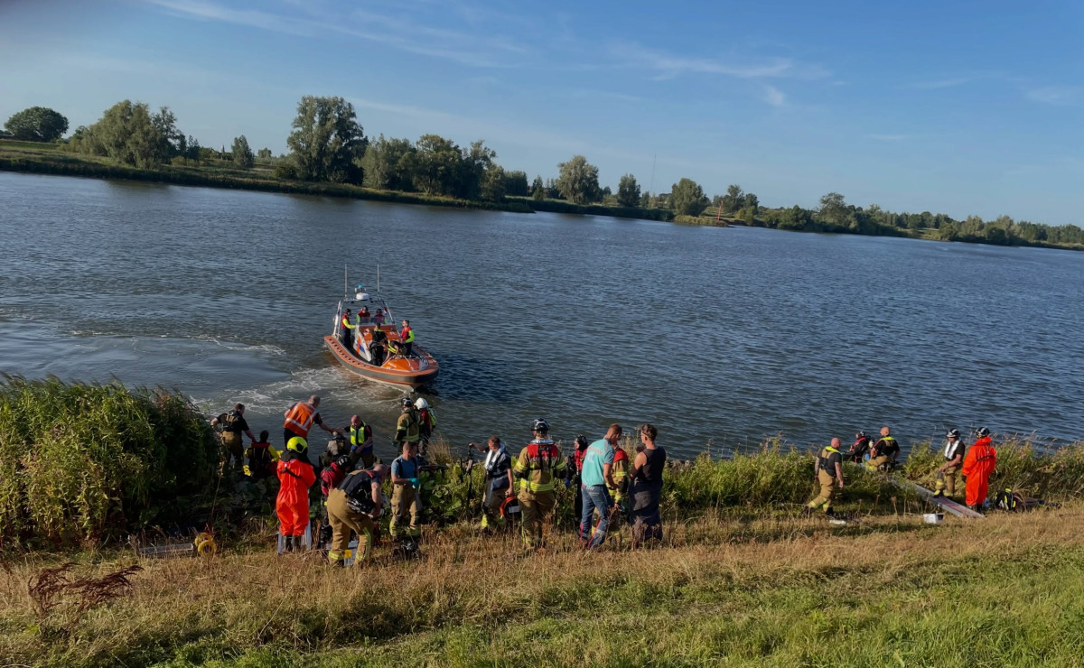 Auto zinkt in de Lek bij Waal; bestuurder snel in veiligheid
