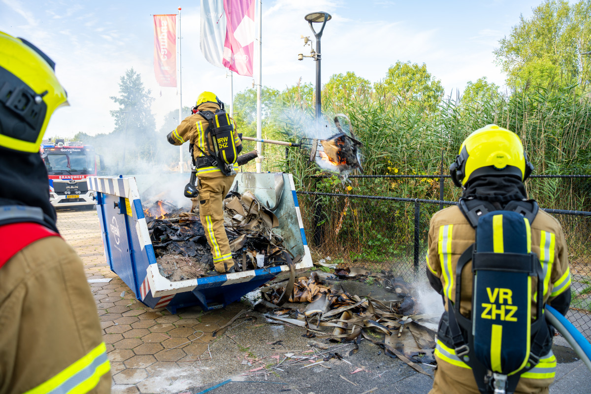 Brand in container met bouwafval op schoolterrein in Gorinchem