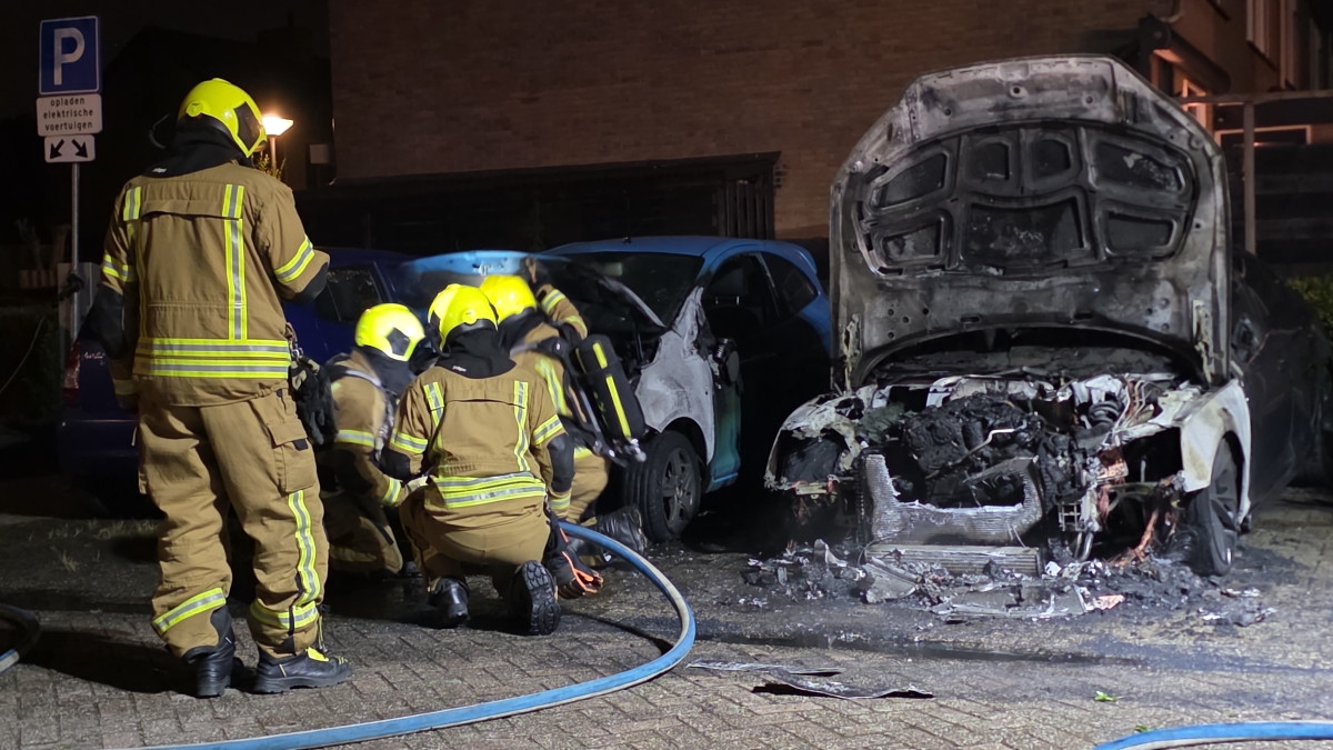 Drie auto’s beschadigd door nachtelijke autobrand in Heerjansdam; politie onderzoekt brandstichting