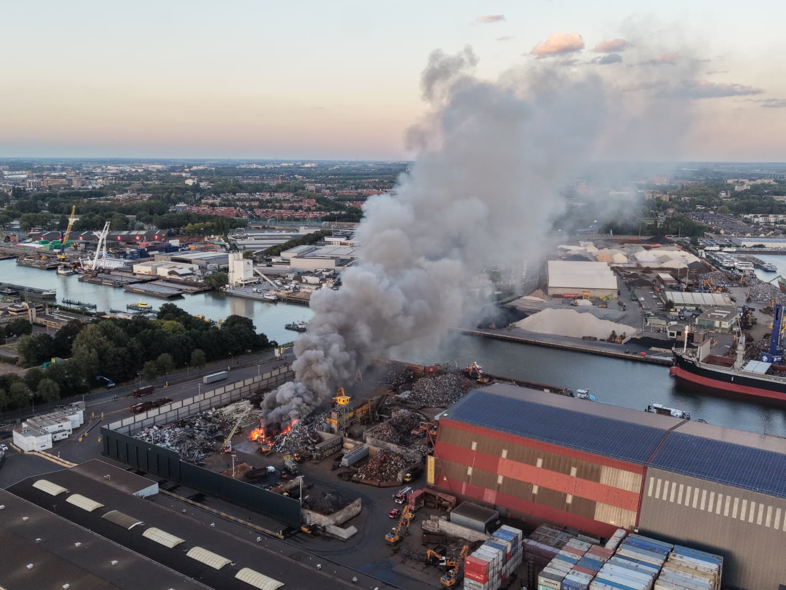 Veel rookontwikkeling bij buitenbrand recyclingbedrijf Dordrecht