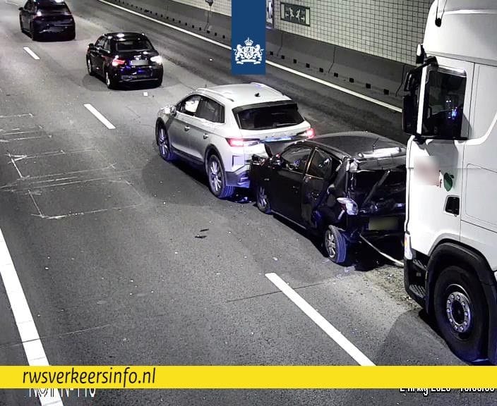 Noordtunnel A15 dicht na ongeval met meerdere voertuigen
