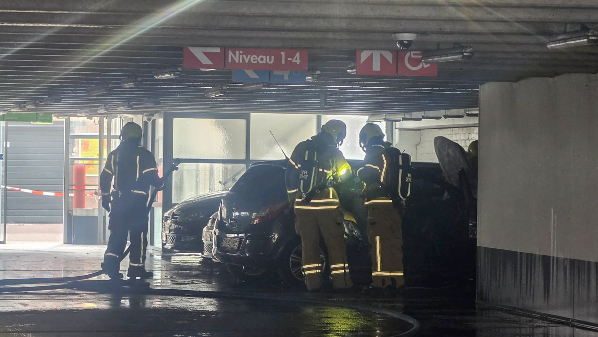 Autobrand in parkeergarage Drievriendenhof in Dordrecht