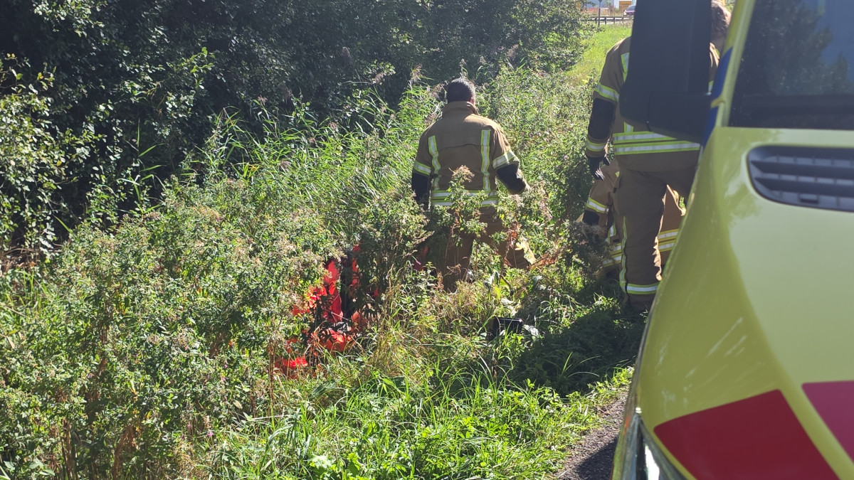 Hulpdiensten redden vrouw uit sloot aan de Munnikkensteeg in Zwijndrecht