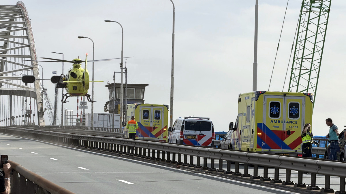 A27 bij Gorinchem dicht na ongeval met motorrijder en auto