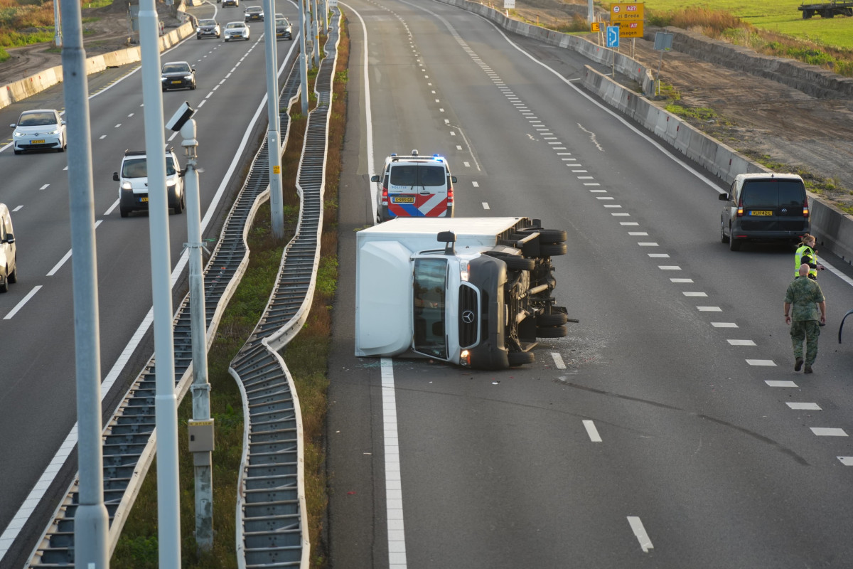 Snelweg bij Gorinchem dicht door gekantelde bakwagen