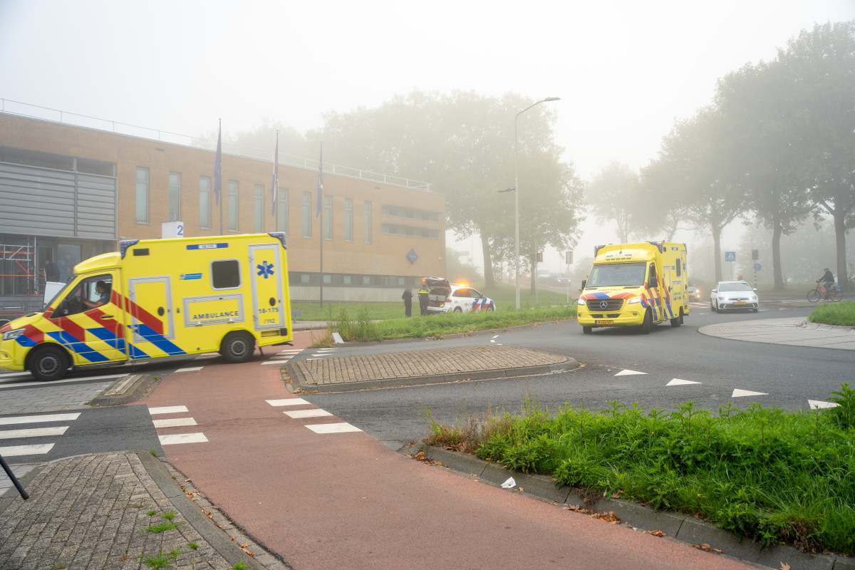 Auto en fietser botsen op rotonde in Gorinchem
