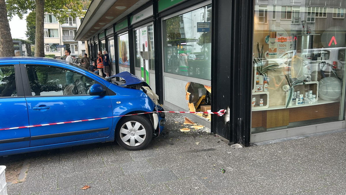 Auto botst tegen gevel in Dordrecht
